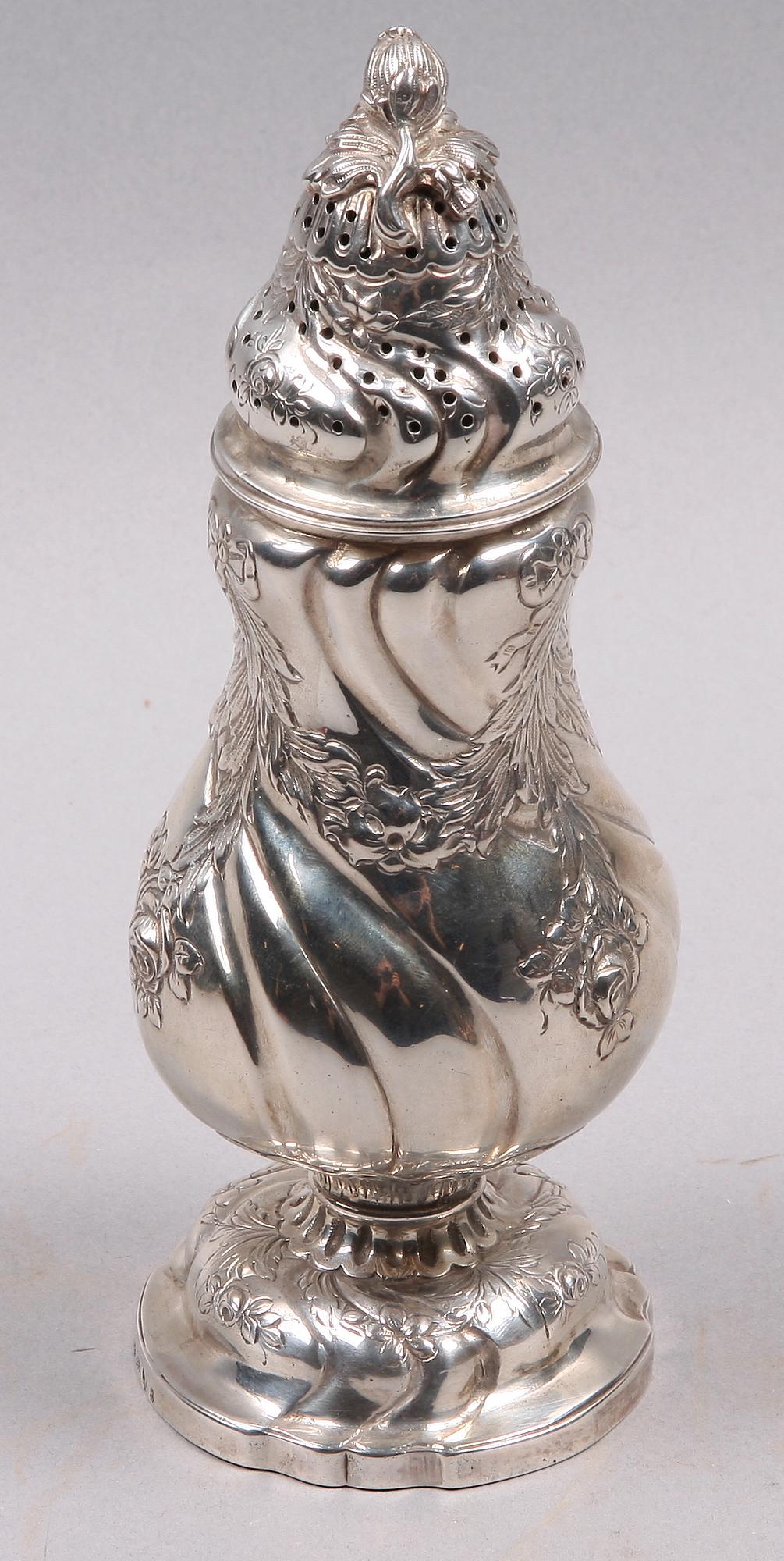 SOCKERSTRÖARE, silver, rokokostil, Tyskland, 1800/1900-tal. Vikt: 220 g.