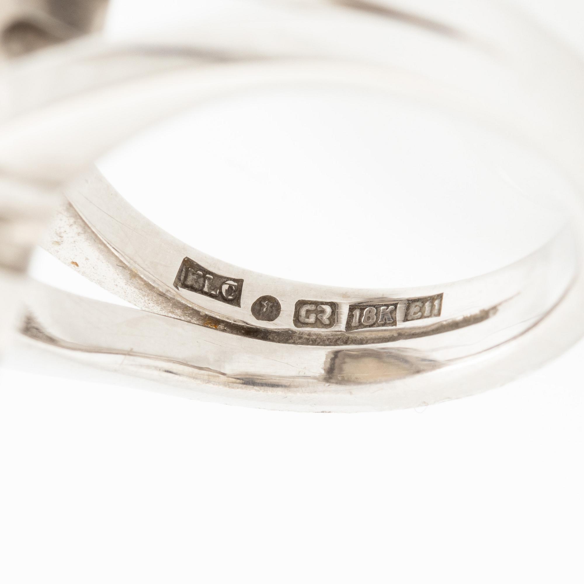 Ring, cocktailring, 18K vitguld med droppformad opal och krans med briljantslipade diamanter.