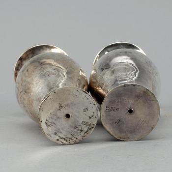 VASER, ett par, silver, Kina, 1900-talets början. Total vikt 347 cm.