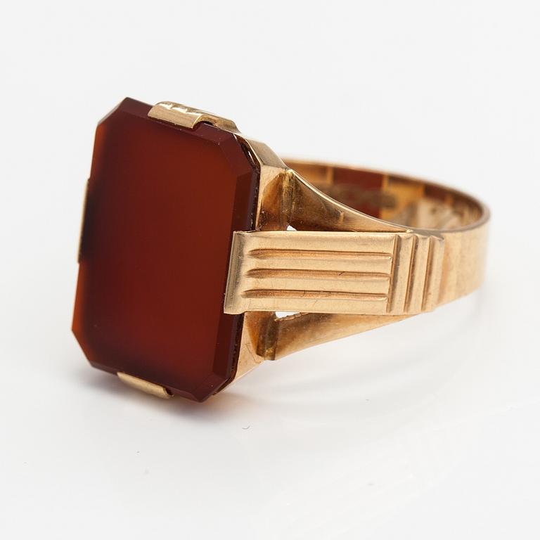 A 14K gold sinet ring with a carneol. Kultateollisuus, Turku 1951.