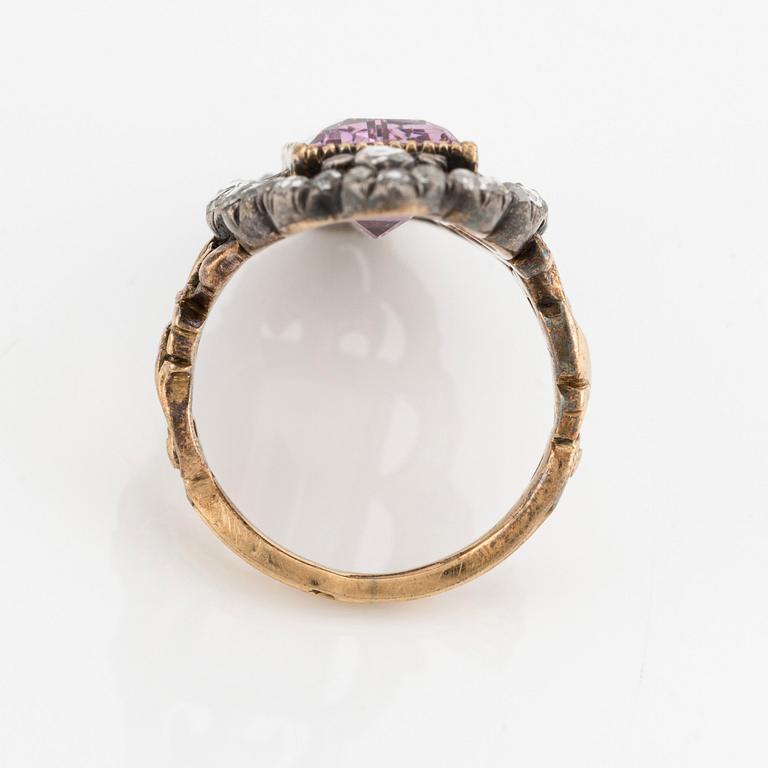 An 18K gold and silver ring  with a faceted topaz and rose-cut diamonds, 19th century.