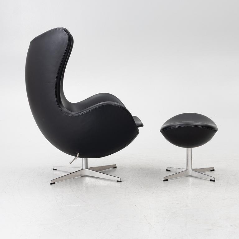 Arne Jacobsen, fåtölj med fotpall, "Ägget", Fritz Hansen, Danmark, 2022.