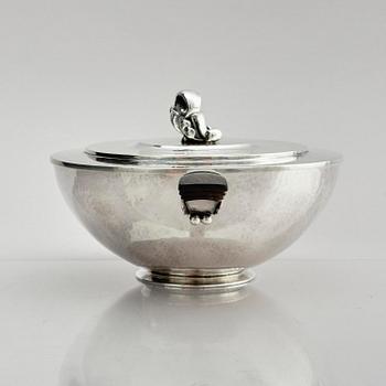 Georg Jensen, a sterling silver tureen with lid, model no 547A, design by Harald Nielsen, Copenhagen 1925-1932.