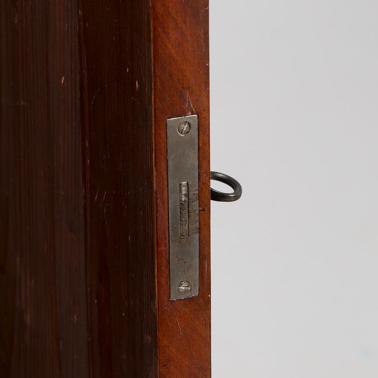 A mahogany veneered cabinet from around year 1900.