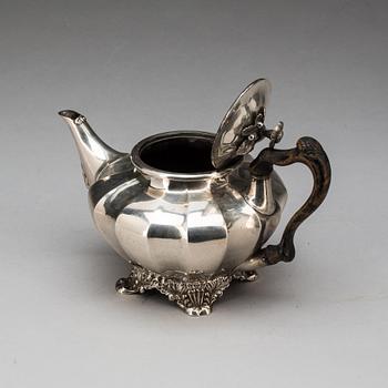 TEKANNA, silver, Gustaf Möllenborg, Stockholm, 1837, total vikt 830g.