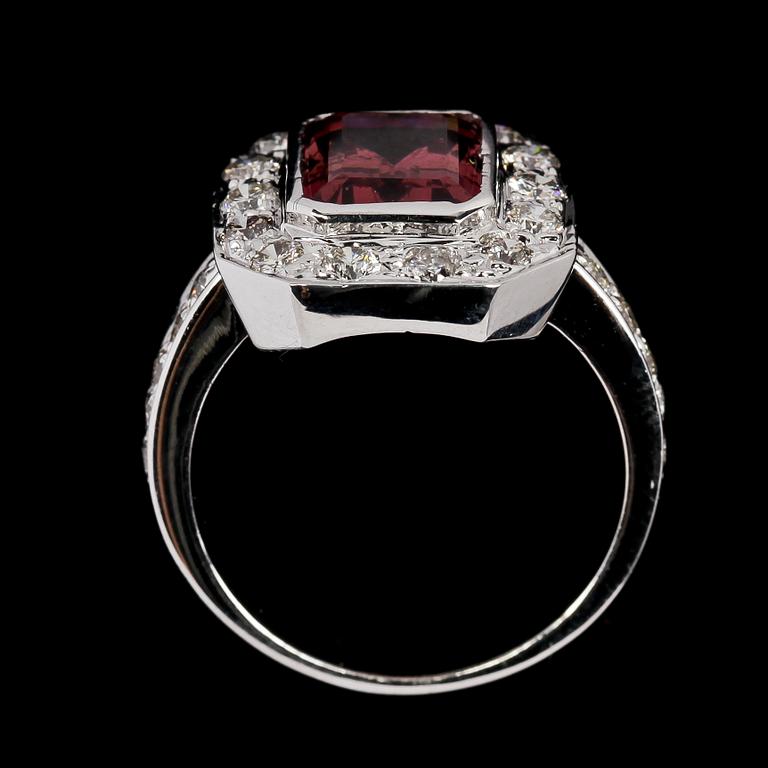 RING, trappslipad rosa turmalin samt briljantslipade diamanter, tot. ca 1 ct.