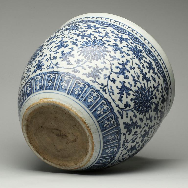 A blue and white fish basin, late Qing dynasty (1662-1912).