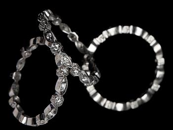 RINGAR, 3 st, 18 k vitguld med diamanter totalt ca 0.39 ct. Totalvikt ca 6 g.