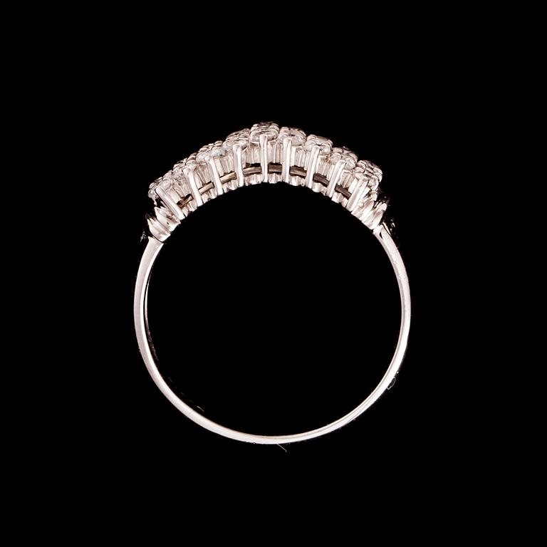 RING, platina (900), briljantslipade diamanter. Vikt ca 5,4 g.