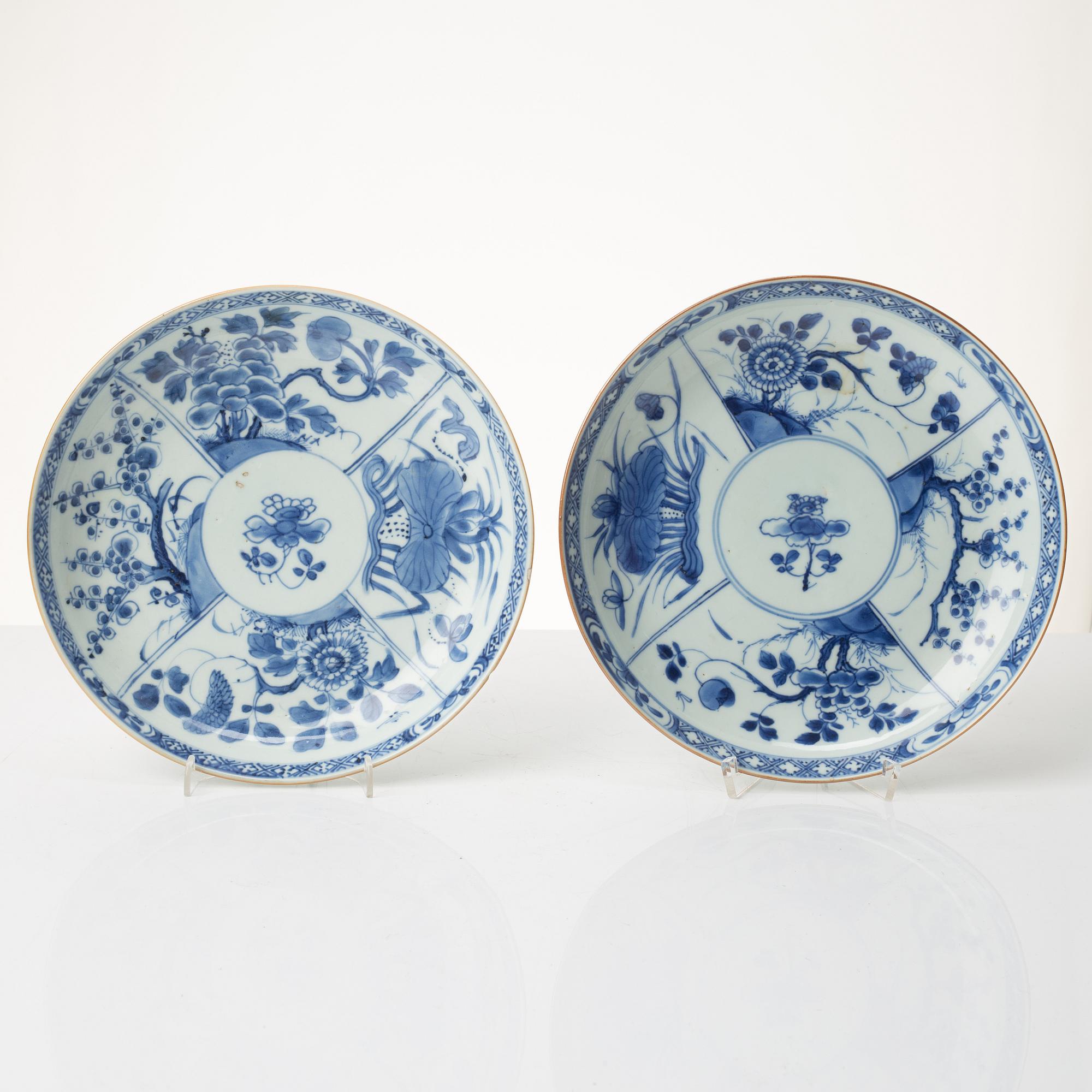 A pair of blue and white dishes, Qng dynasty, Kangxi (1662-1722).