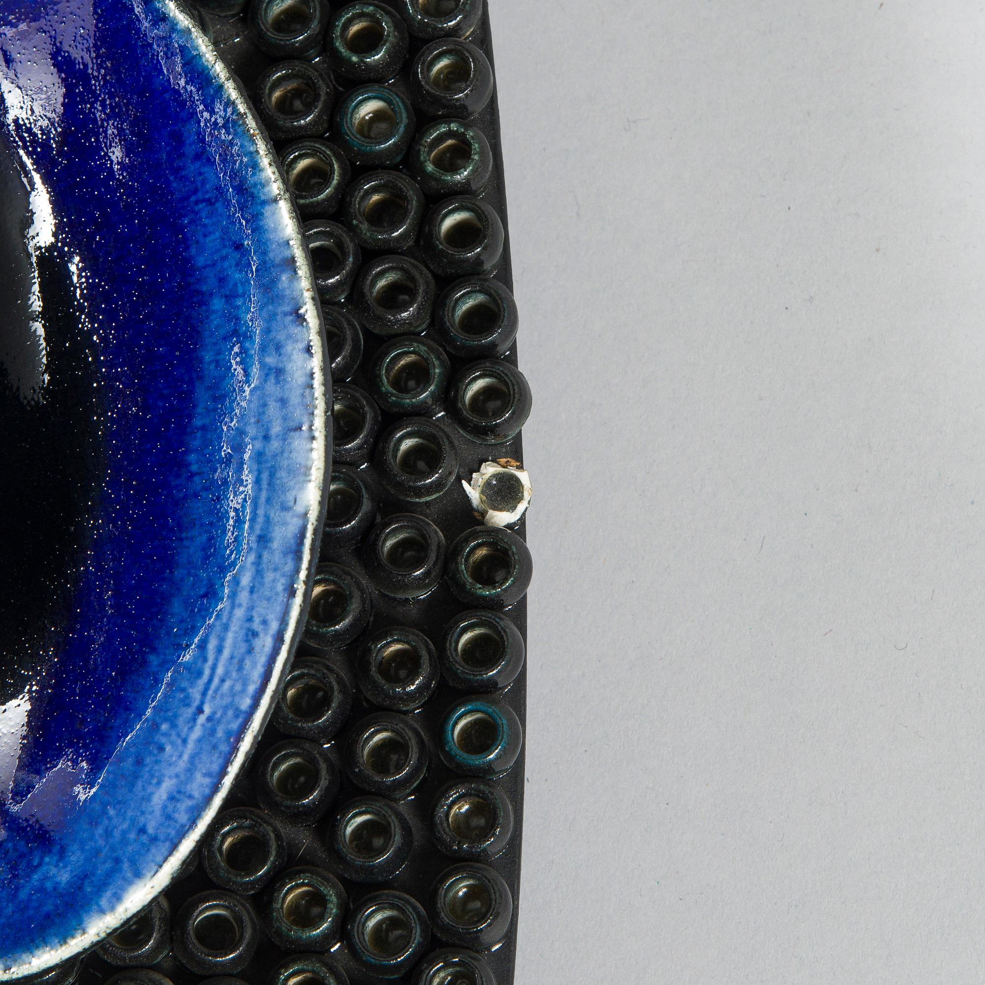 Birger Kaipiainen, reliefi, signeerattu Kaipiainen.