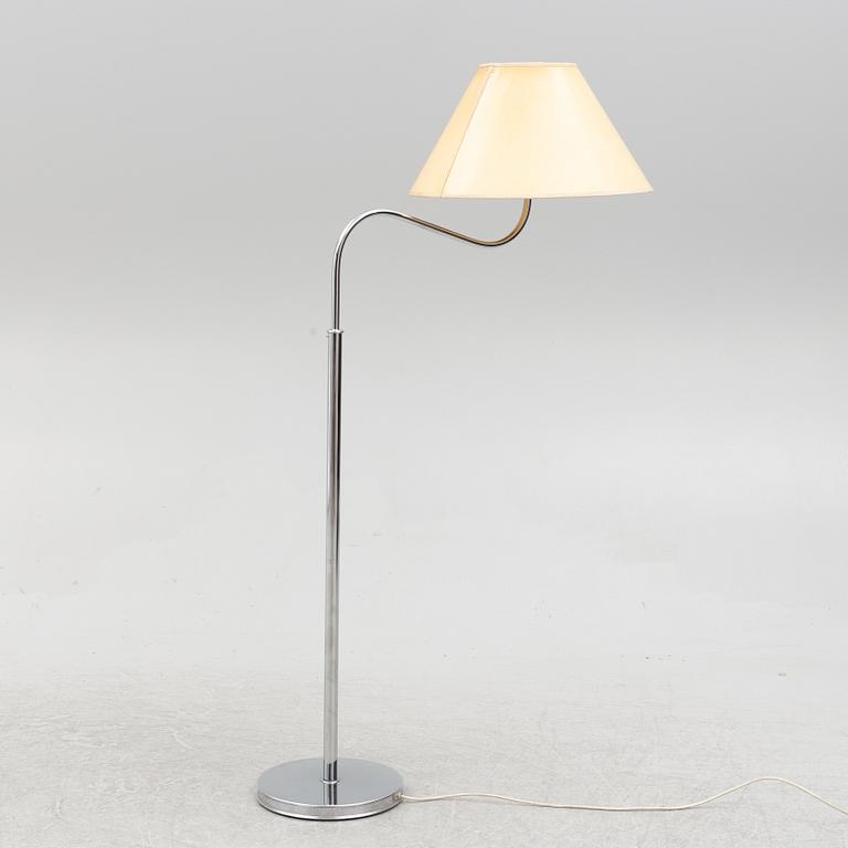 Josef Frank, golvlampa, modell 2368/"Stora Kamelen", i förkromad metall, Firma Svenskt Tenn, 1900-talets andra hälft.