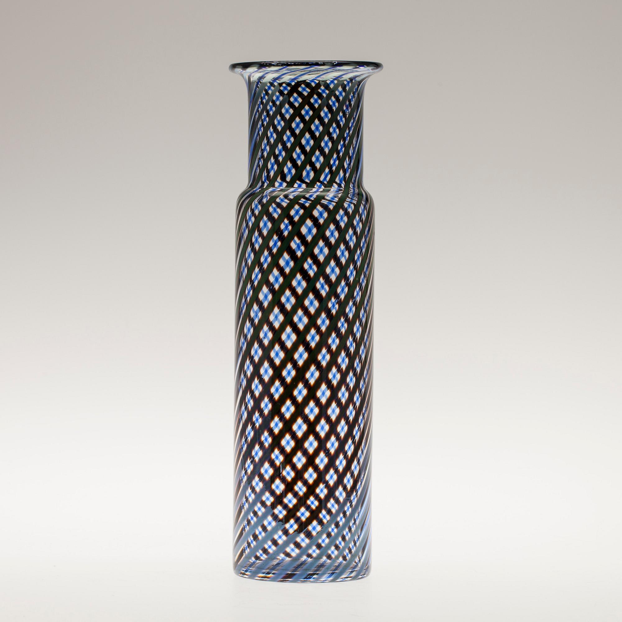 VAS, filigranglas, signerad Kerttu Nurminen, Nuutajärvi. Pro Arte, Iittala.