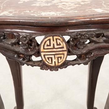 A pair of Chinese hardwood stands / small tables, first half of the 20th century.