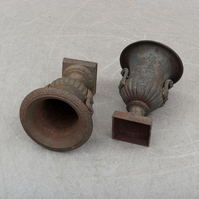 TRÄDGÅRDSURNOR, 1 par, 1900-tal, med hänklar, järn.