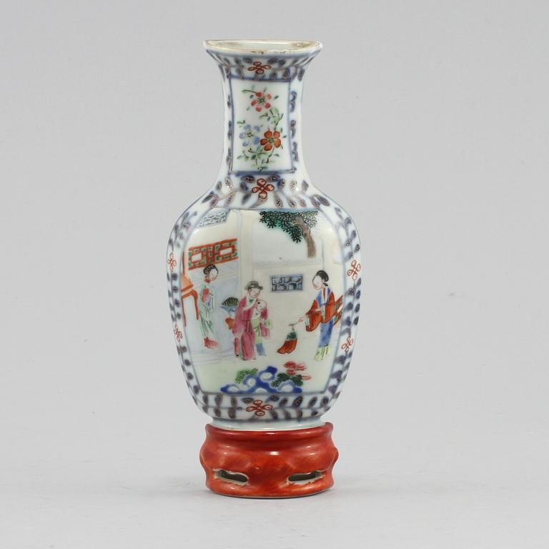 VÄGGVAS, porslin, Kina, 1800/1900-tal.