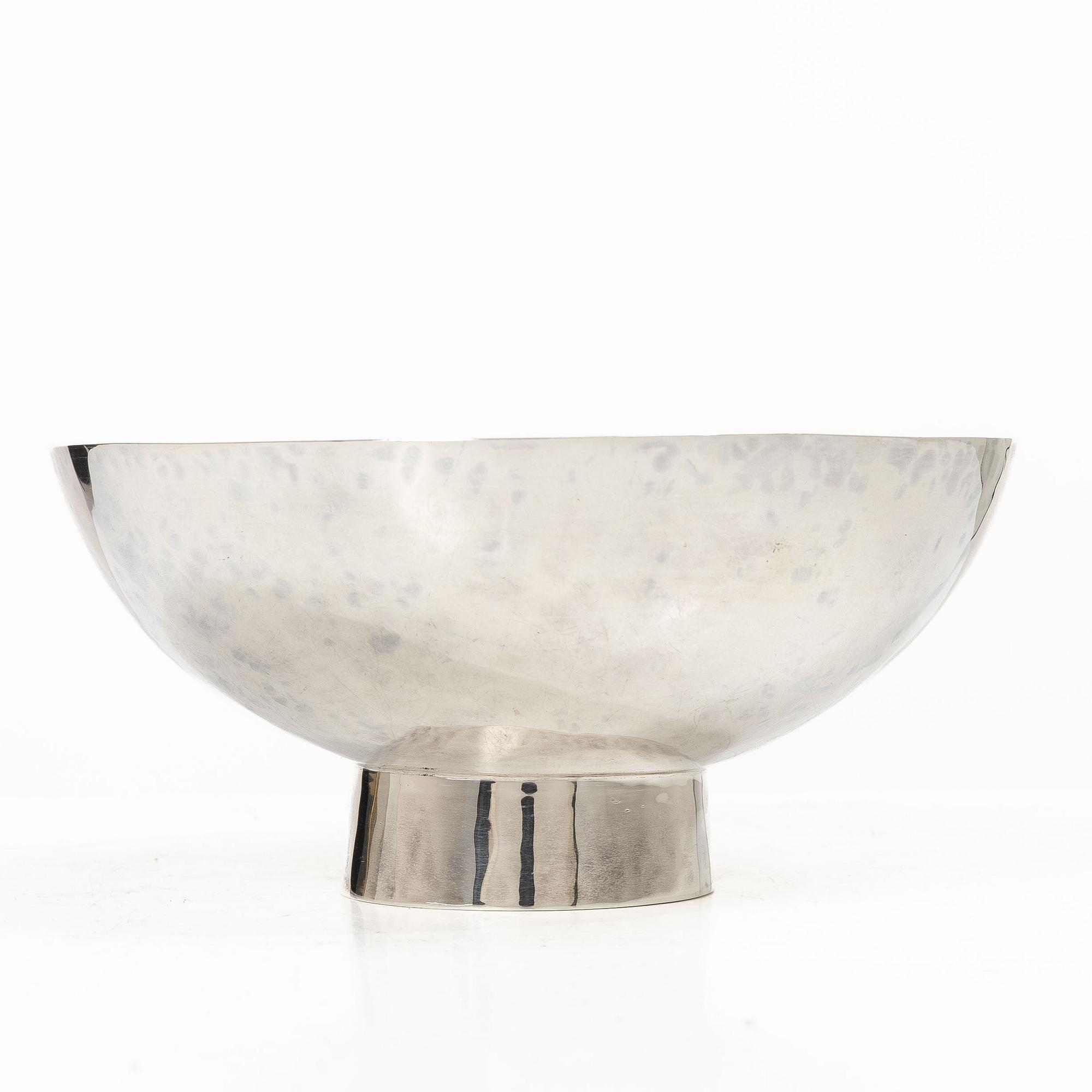 A Swedish 20th century silver bowl, signed Valdemar Sköld.