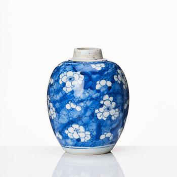 A blue and white tea caddy, Qing dynasty, Kangxi (1662-1722).