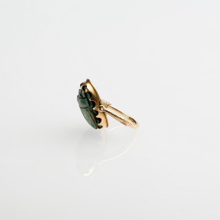 RING, 18 k guld med enligt uppgift forntida skarabé. Vikt ca 4 g.