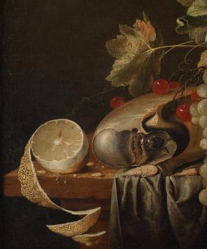 Jan Davidsz. de Heem Hans ateljé, Stilleben med nautilussnäcka, druvor, citron och granatäpple.