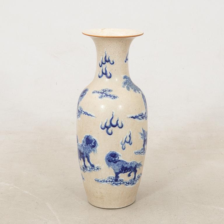 Floor vase China 20th century porcelain.