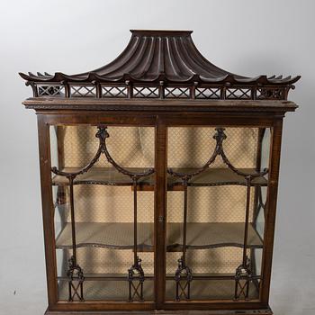 Vitrinskåp Chippendale-stil 1900-talets första hälft.