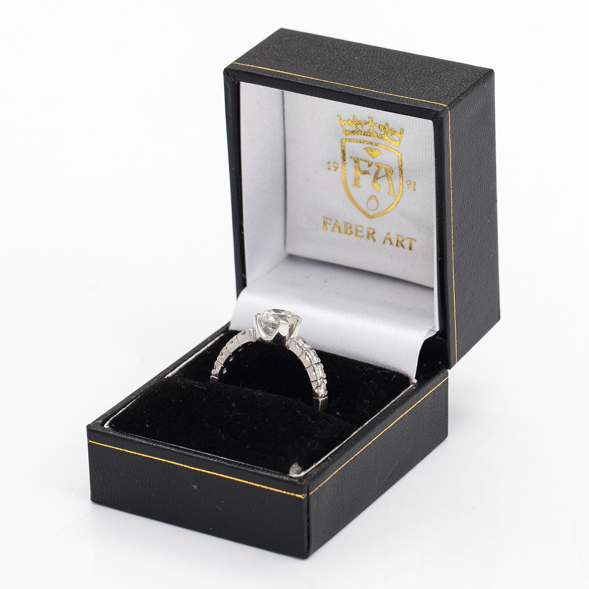 Ring, 14K vitguld, briljantslipad diamant ca 1.54 ct och sidodiamanter tot. ca 0.58 ct. Med intyg.