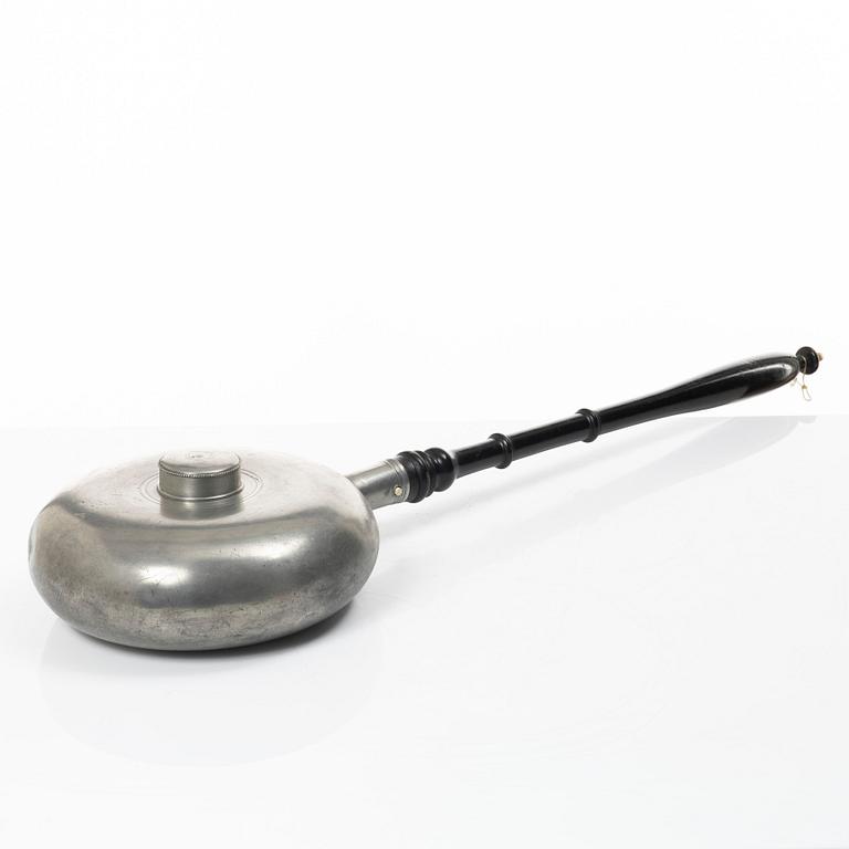 Sängvärmare, stämplad Nils  Abraham Santesson, Stockholm, 1861.