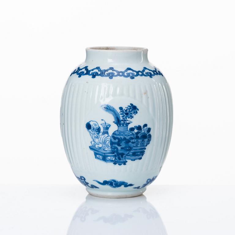 A blue and white tea caddy, Qing dynasty, Kangxi (1662-1722).
