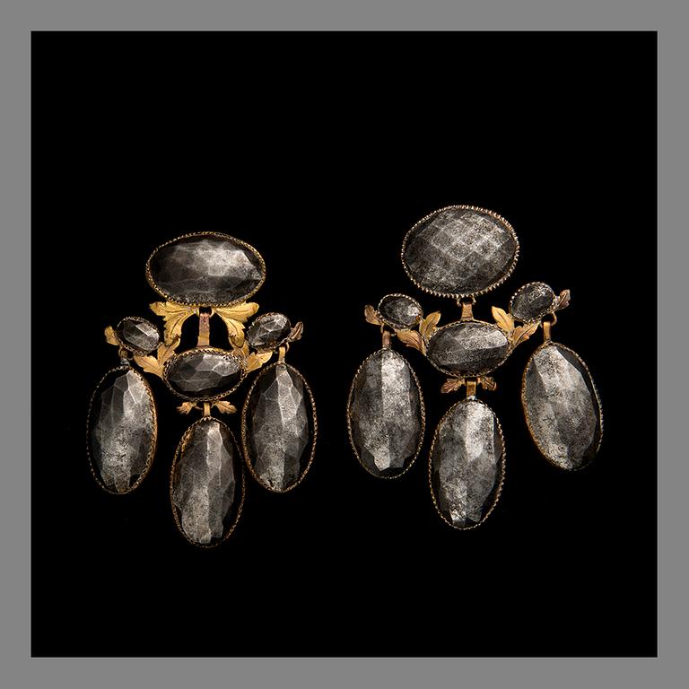 A PAIR OF EARRINGS, gilt brass and steel. Early 19th century.