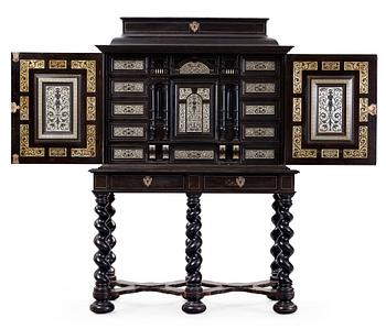 1189. A Baroque-style circa 1900 cabinet on stand.