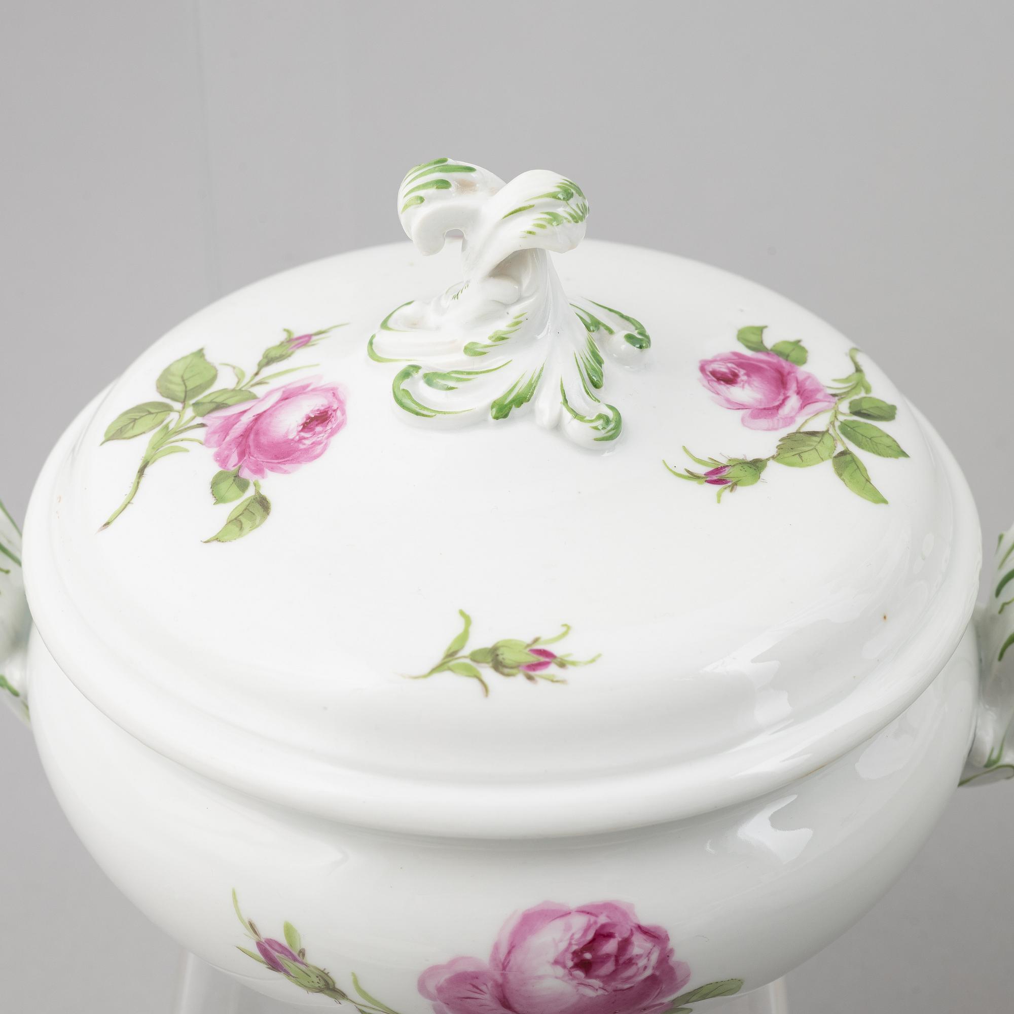 Te- och kaffeservis, 28 delar, samt tvättfat med kanna, porslin, Meissen, omkring år 1900.