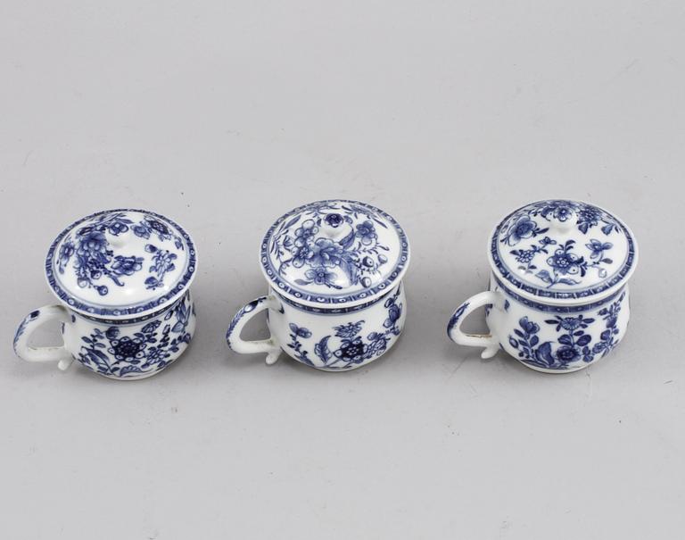 CREMÈKOPPAR, 3 st, porslin, Kina, 1700-tal.