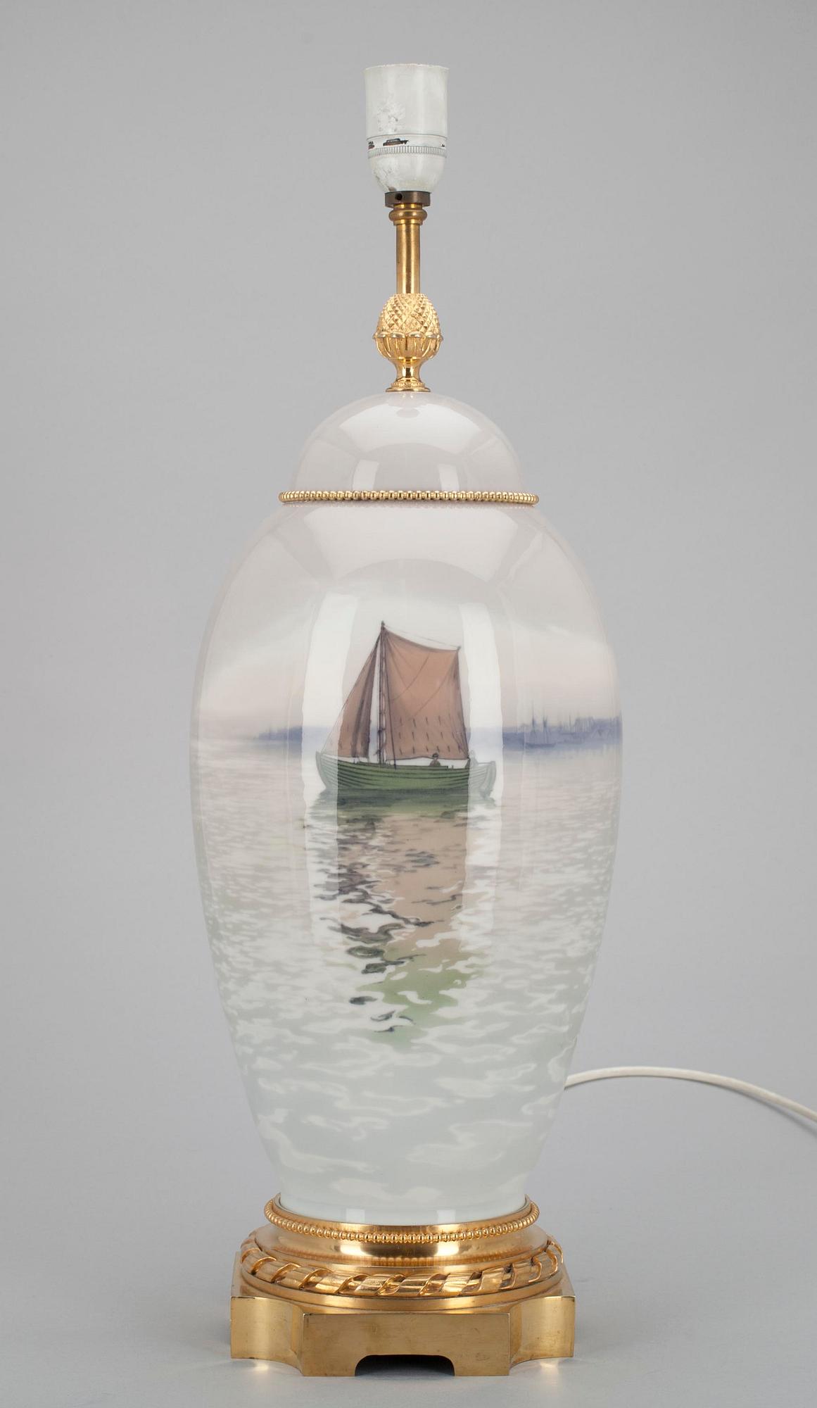 PÖYTÄVALAISIN, posliinia sekä kullattua messinkiä, Bing & Gröndahl, Tanska 1900-luvun alku.