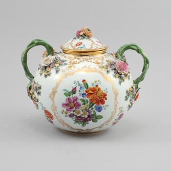 URNA MED LOCK, porslin, rokokostil, Meissen-liknande märke, 1900-tal.