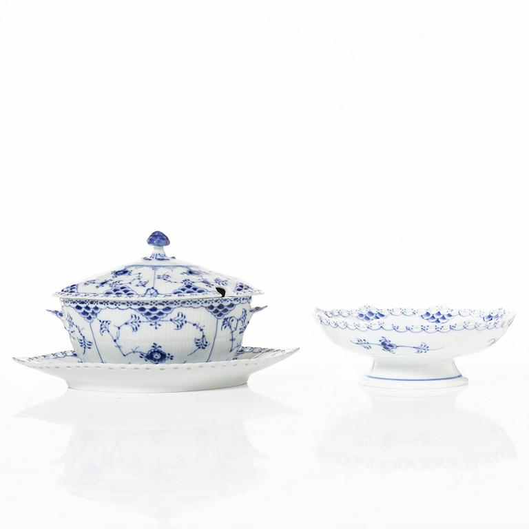 Royal Copenhagen service 49 pieces "Musselmalet", fully decorated in blue.