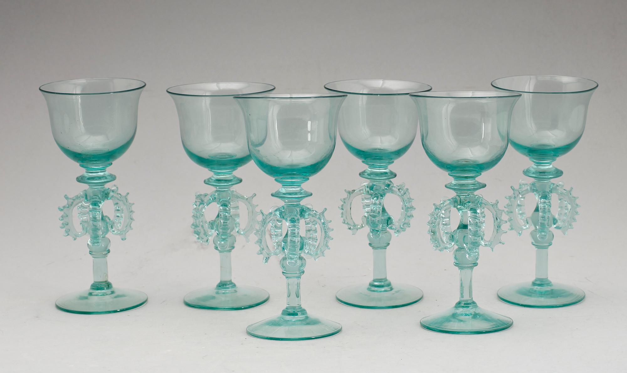 GLAS PÅ FOT, 6 st, gröntonat glas, sannolikt Reijmyre, 1800-/1900-tal.