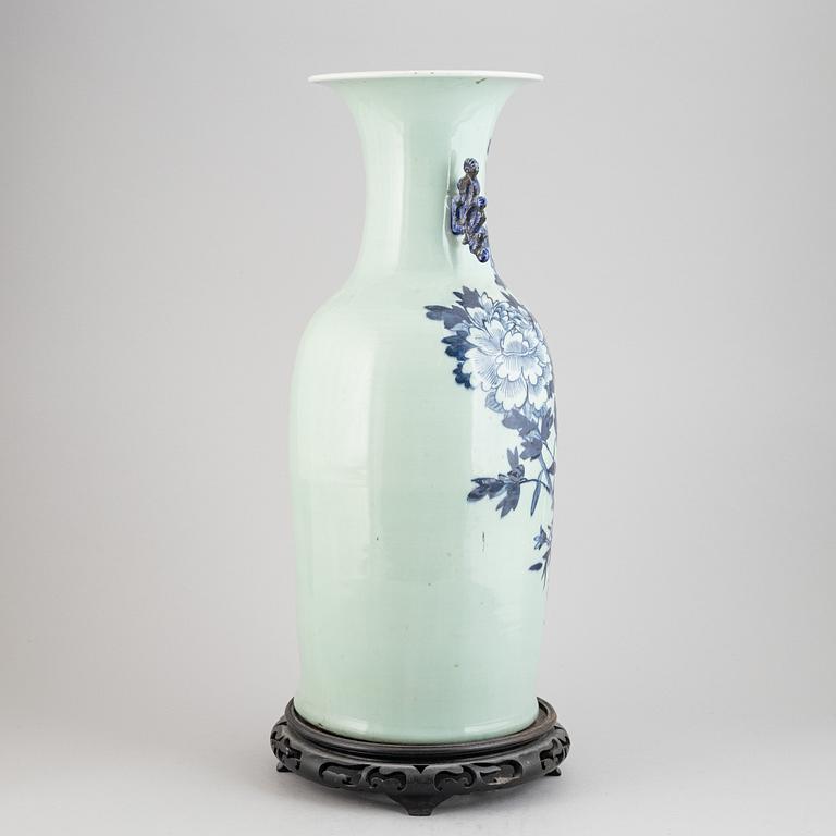 A large chinese blue and white vase, Qing Dynasty, around the year 1900.