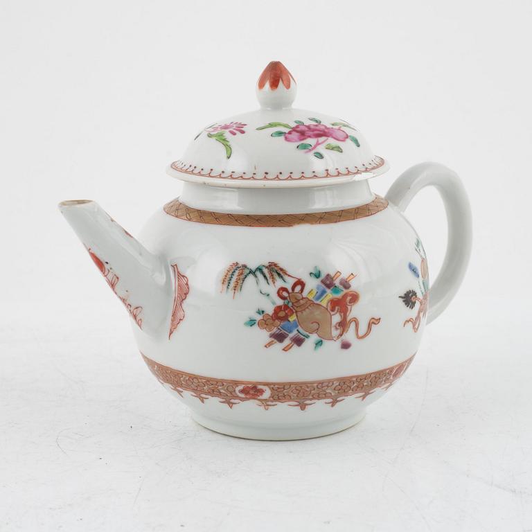 An enamelled Chinese teapot, Qing dynasty, 18th century.