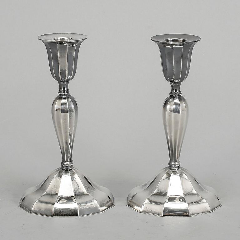 LJUSSTAKAR, ett par, silver, Finland, 1900-talets första hälft.