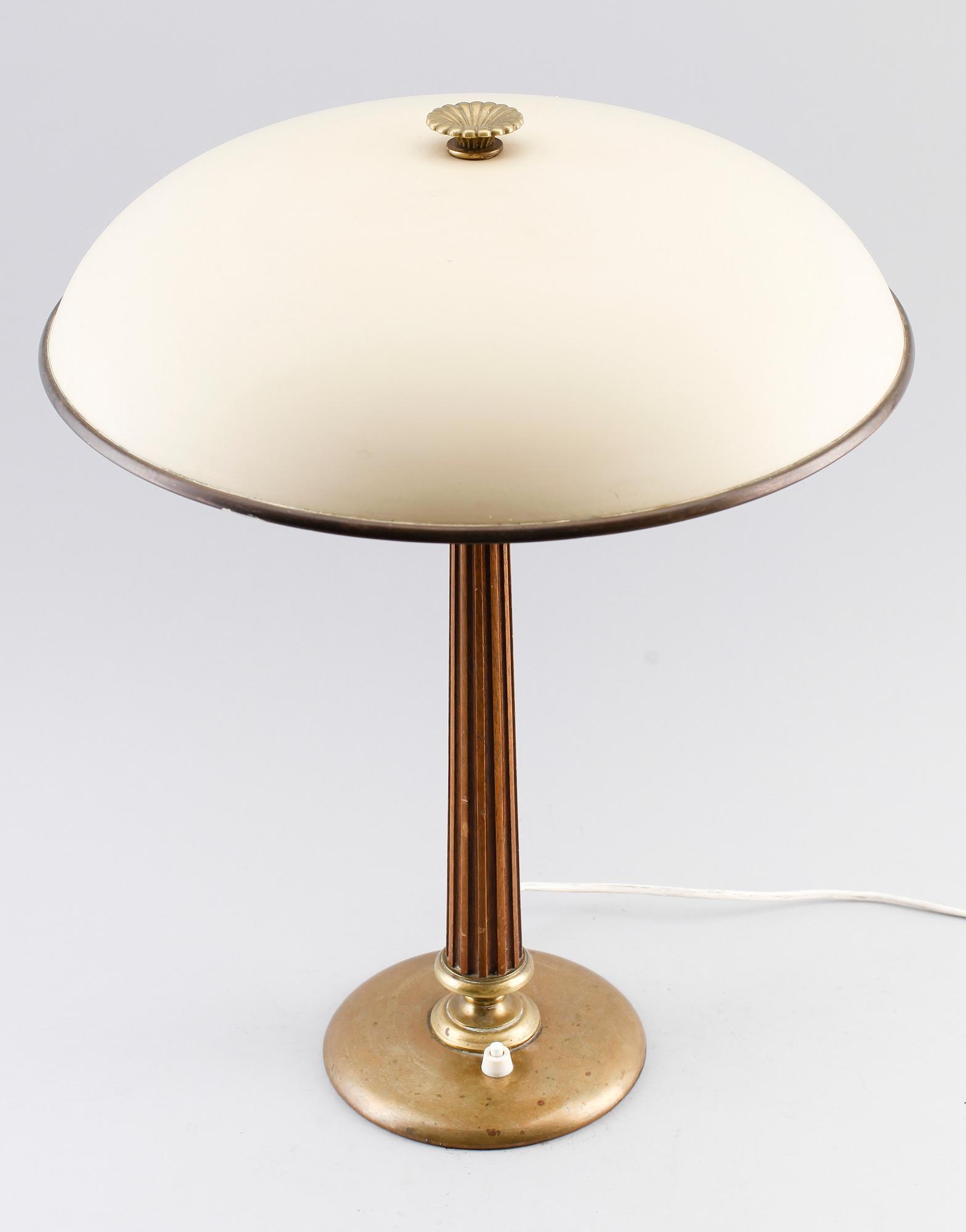 BORDSLAMPA, trä och mässing, 1900-talets mitt.