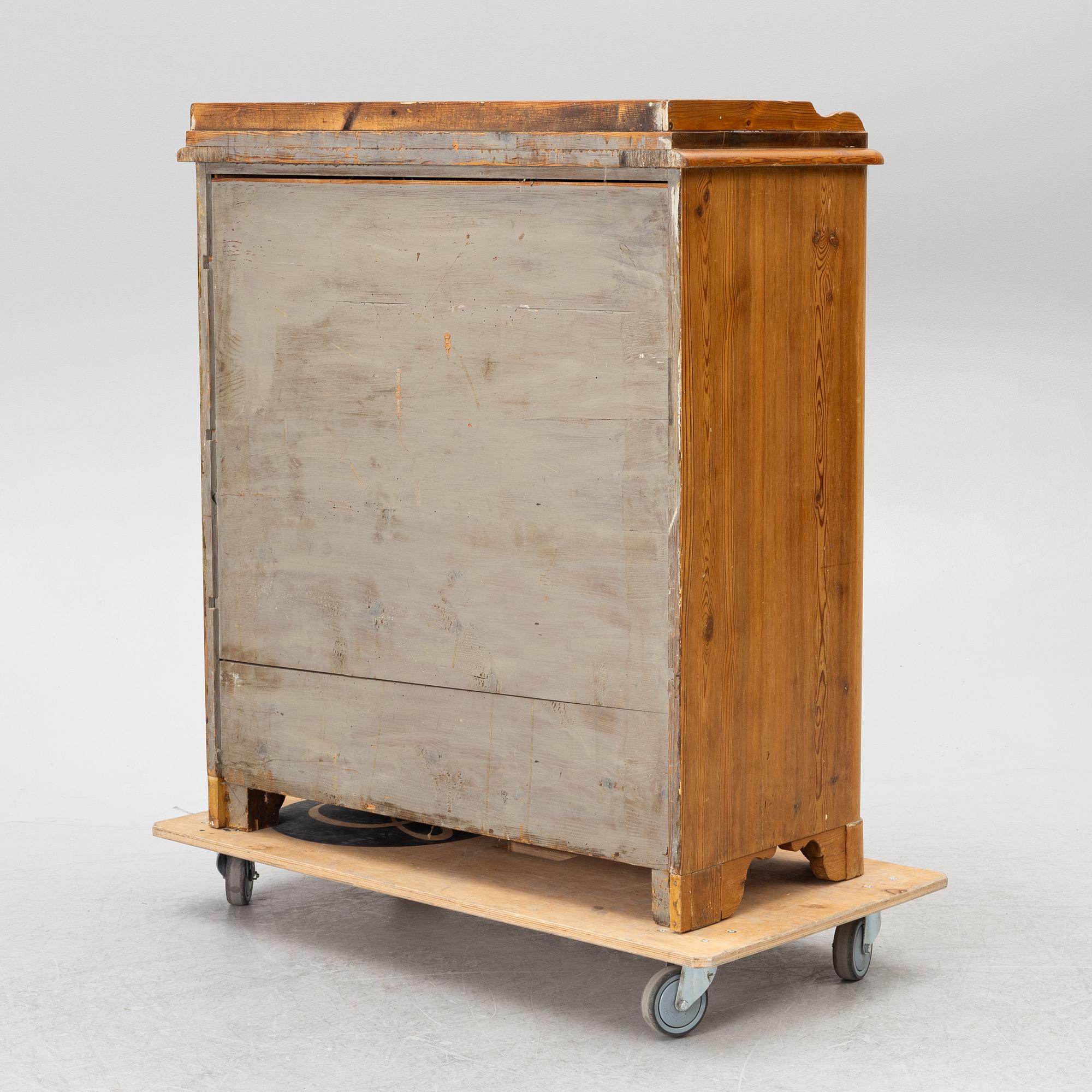 A pine cupboard, first part 19th century.