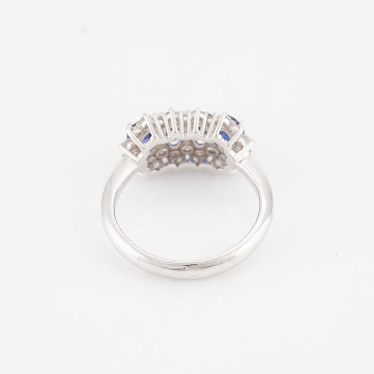 Ring, 18K white gold with sapphires and brilliant-cut diamonds.