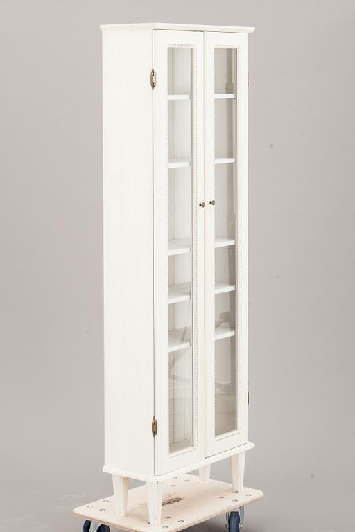 VITRINSKÅP, gustaviansk stil. Modern tillverkning.