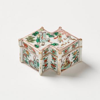 A famille verte box with cover, Qing dynasty, 17th century.