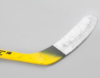 KLUBBA SIGNERAD AV PETER FORSBERG, använd under OS i Vancouver 2010.