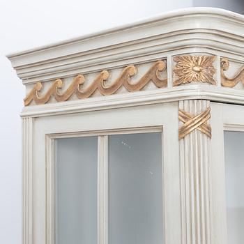 Vitrinskåp, sengustaviansk stil, 1900-tal.