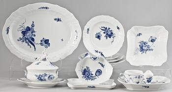 MATSERVISDELAR, 66 st, porslin, "Blå Blomst", Royal Copenhagen.