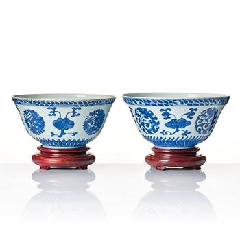 A matched pair of blue and white bowls, Qing dynasty, 19th century.