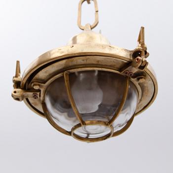 TAKLAMPOR, 2 st snarlika, skeppslampor, 1900-talets första hälft. Höjd ca 25 cm.